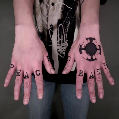 om tattoo finger,Om Tattoo Finger: A Comprehensive Guide