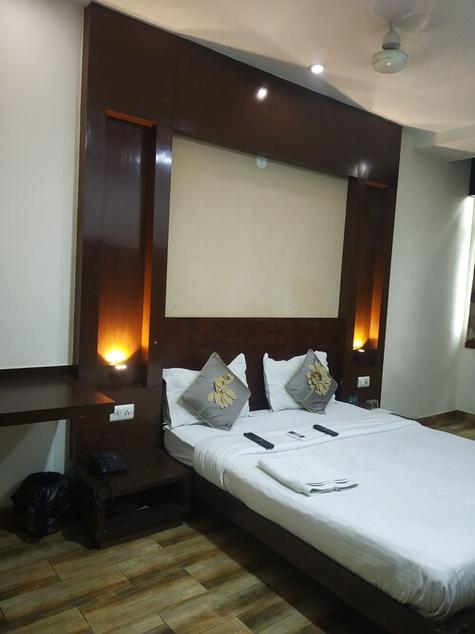 hotel om international laxmi nagar new delhi,Location and Accessibility